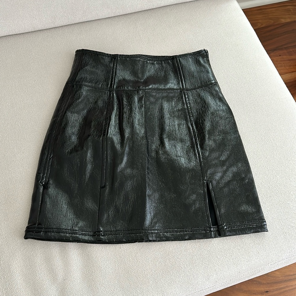 FREE PEOPLE BLACK MINI FAUX PATENT LEATHER SKIRT NWT SIZE 0 SIDE ZIPPER ENTRY